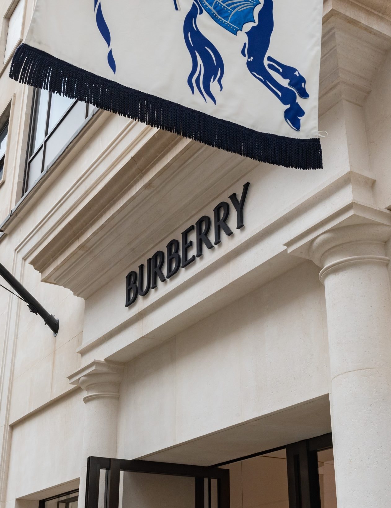 Burberry, in crisis, excluded from the London Stock Exchange’s flagship index