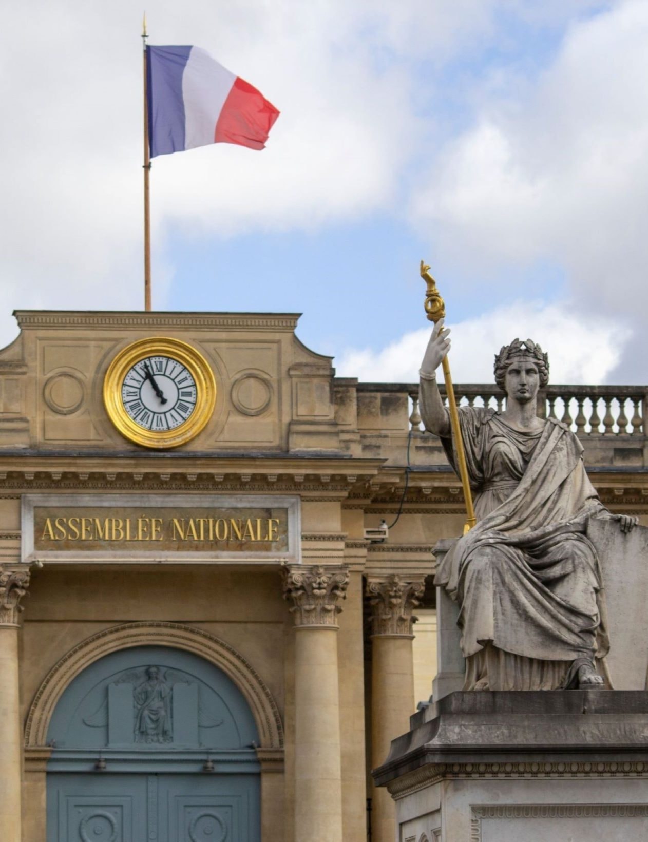 Crise politique en France: le luxe résiste à la Bourse de Paris