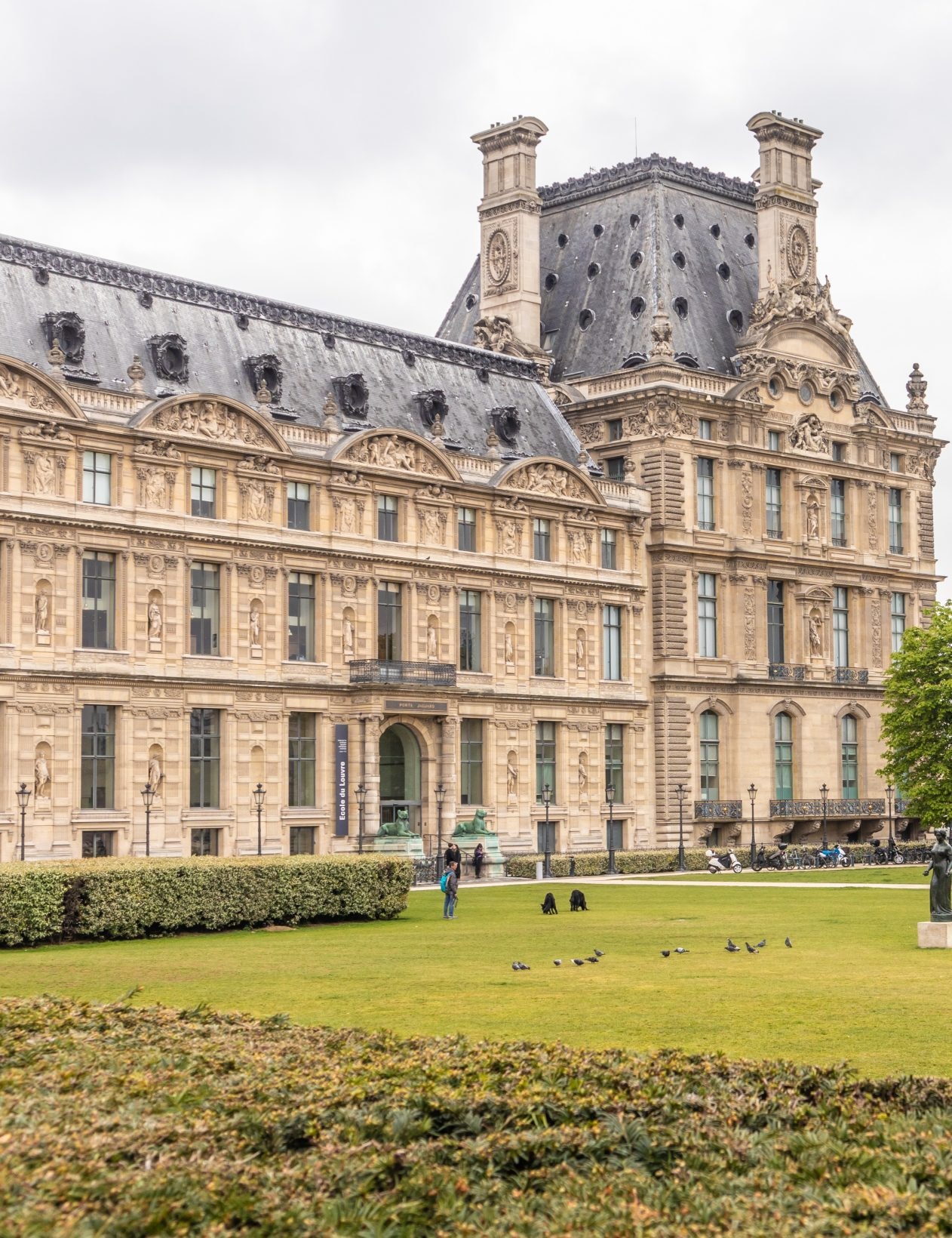 En France, l’École du Louvre accueille Louis Vuitton comme premier mécène du luxe